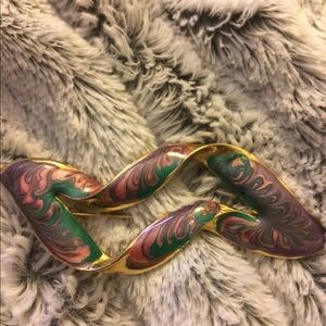 🌹🌈VTG. Gorgeous painted gold color brooch